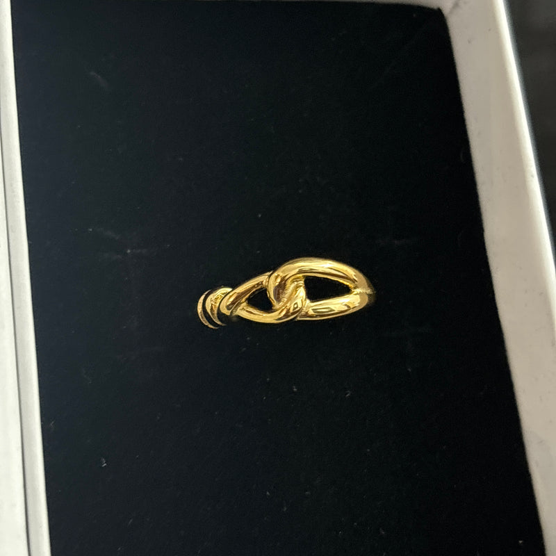 Signet ring (white)