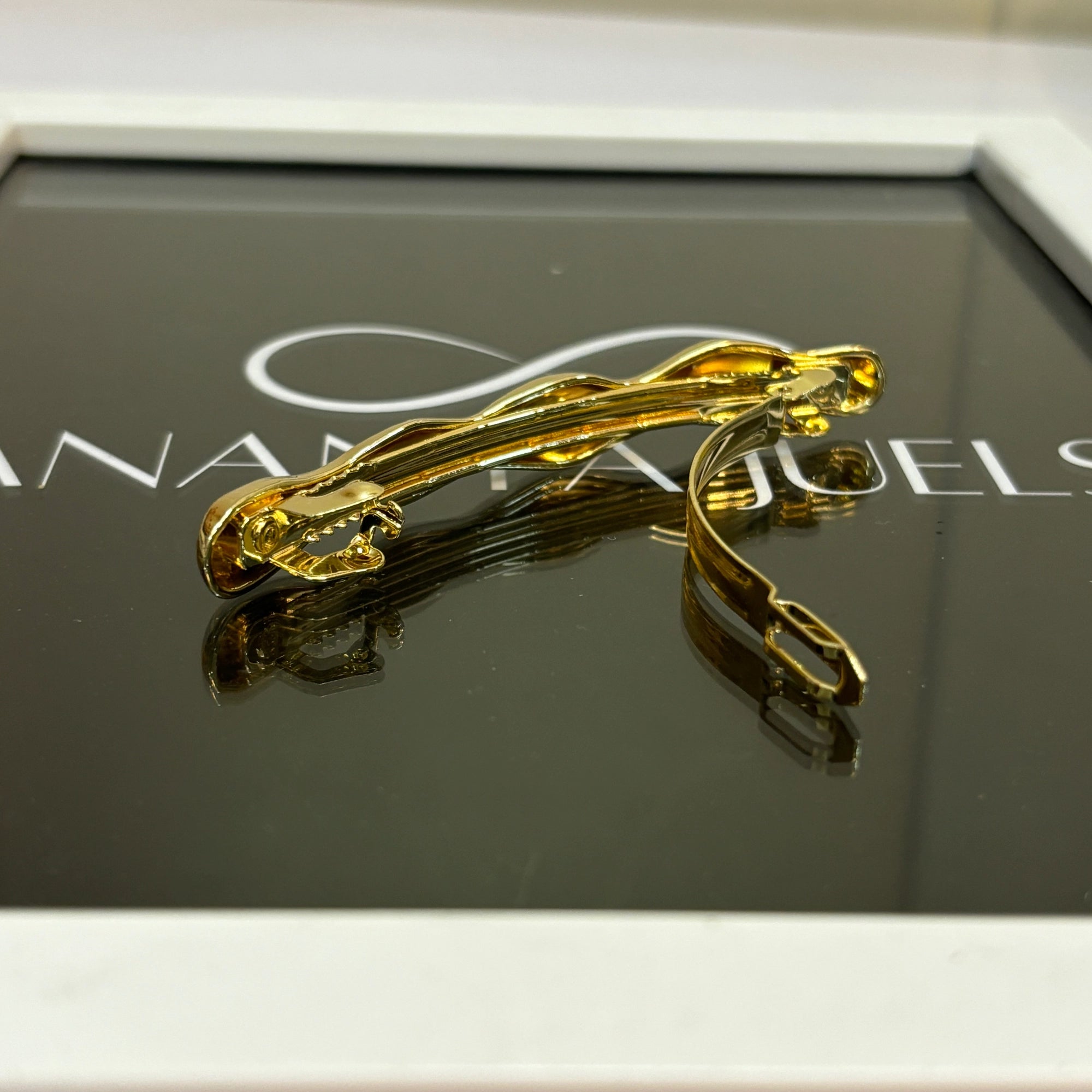 Irregular shape clip