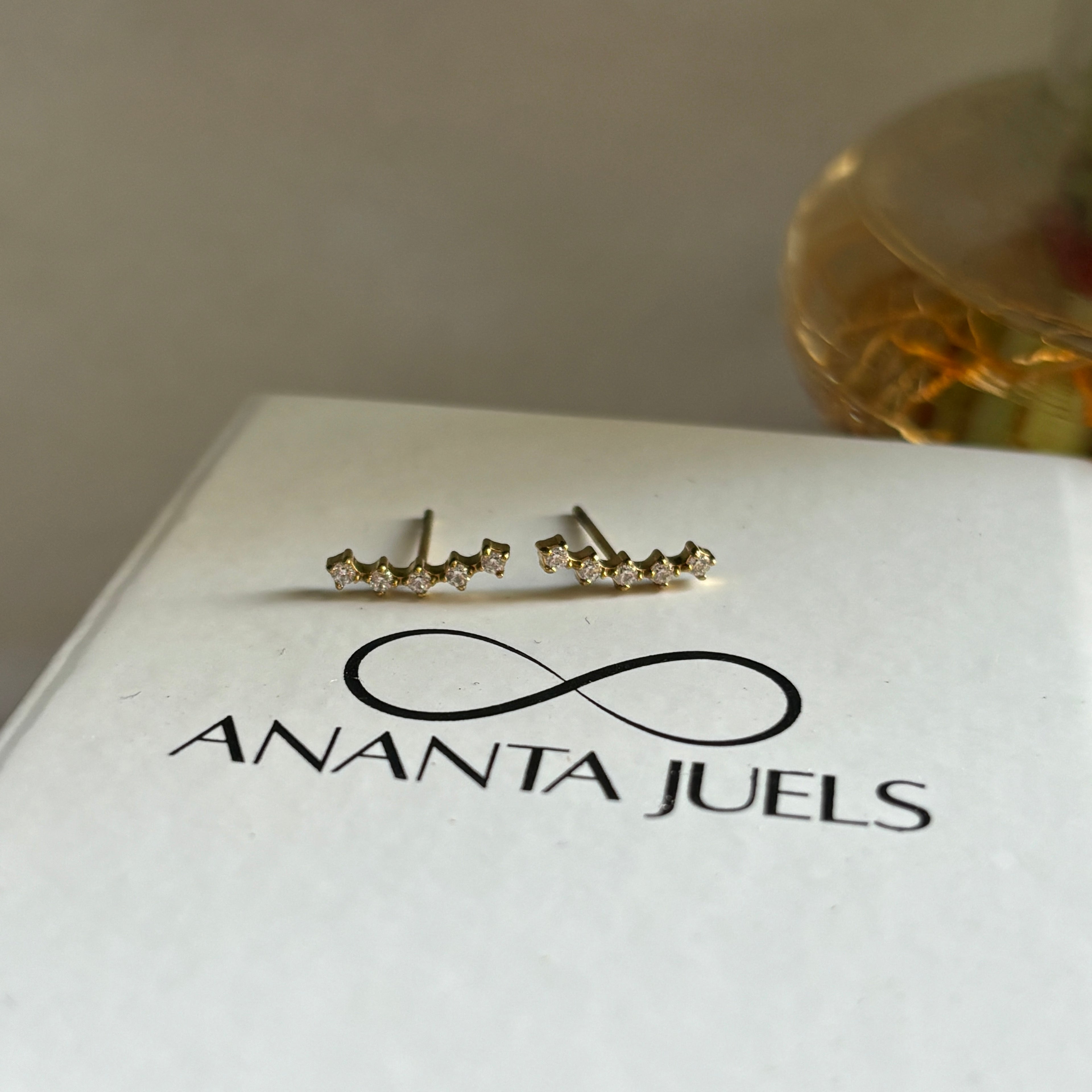 Dainty climber studs
