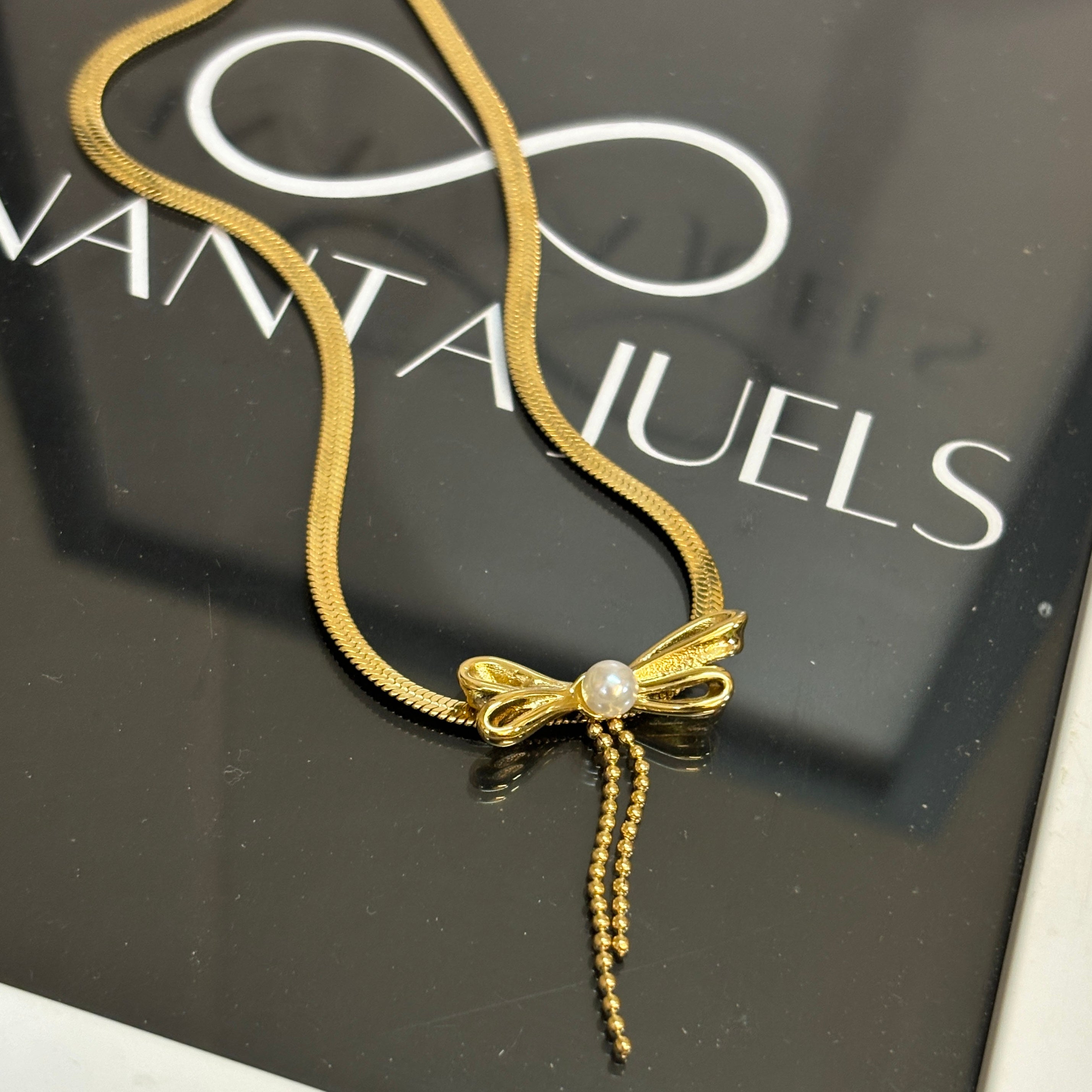Pearl bow necklace