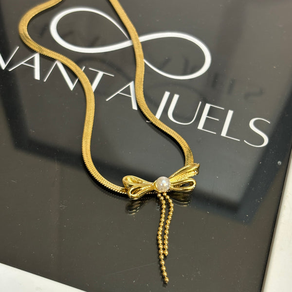 Pearl bow necklace