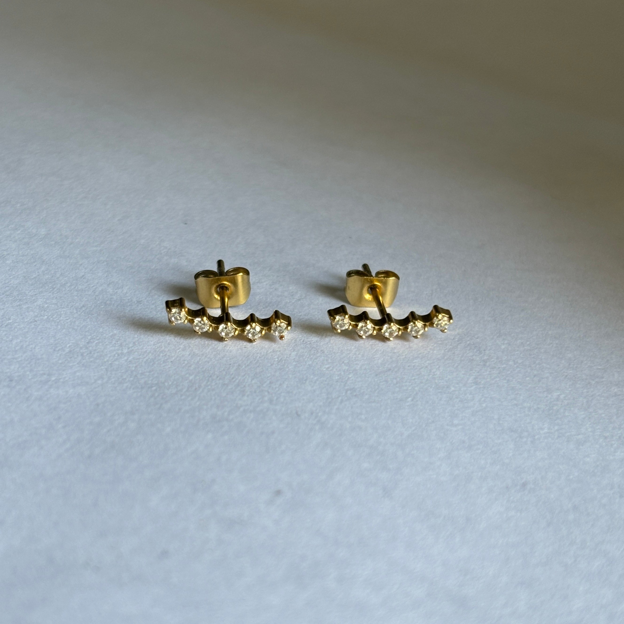 Dainty climber studs