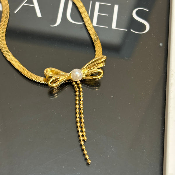Pearl bow necklace