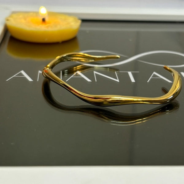 Wavy cuff bracelet