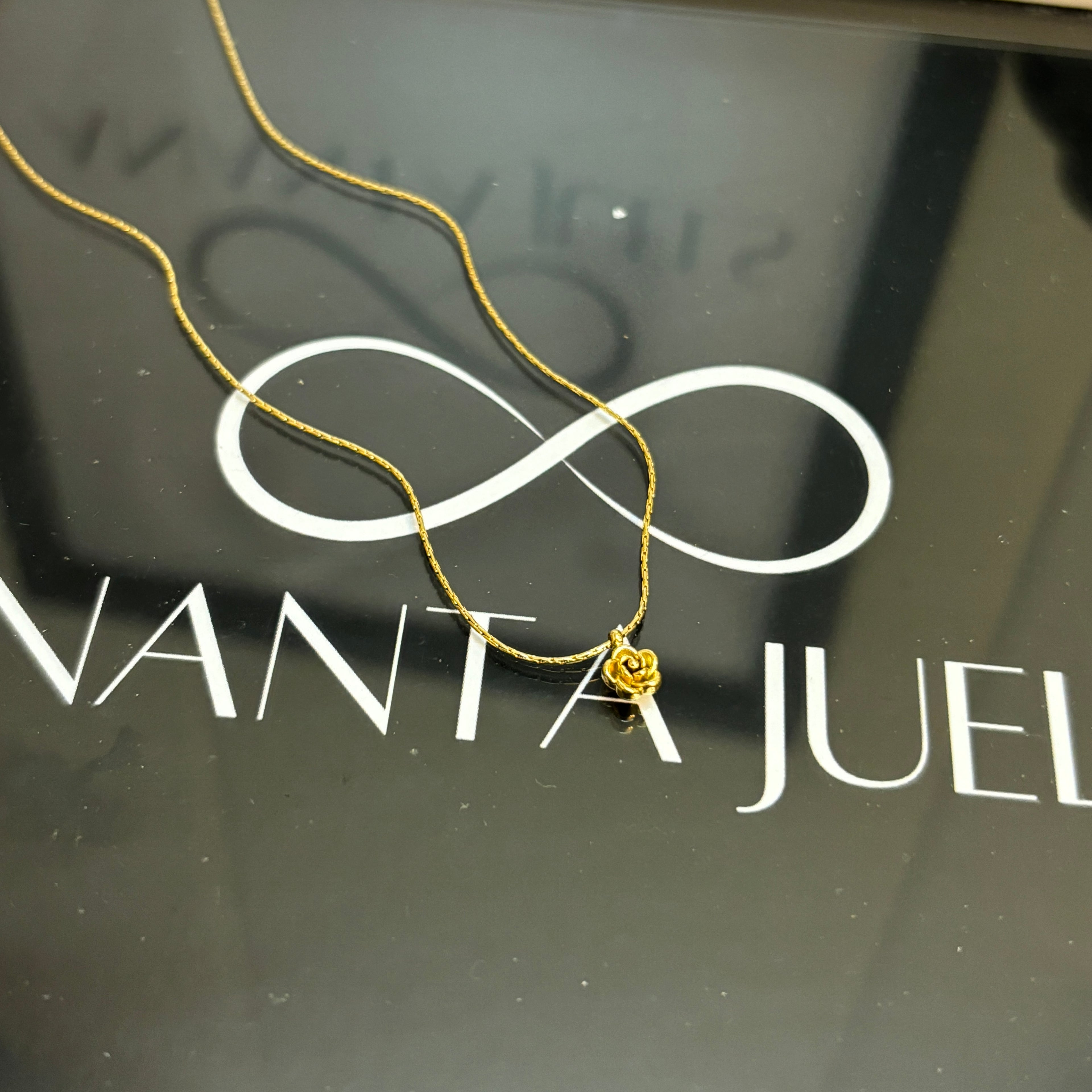 Mini rose necklace