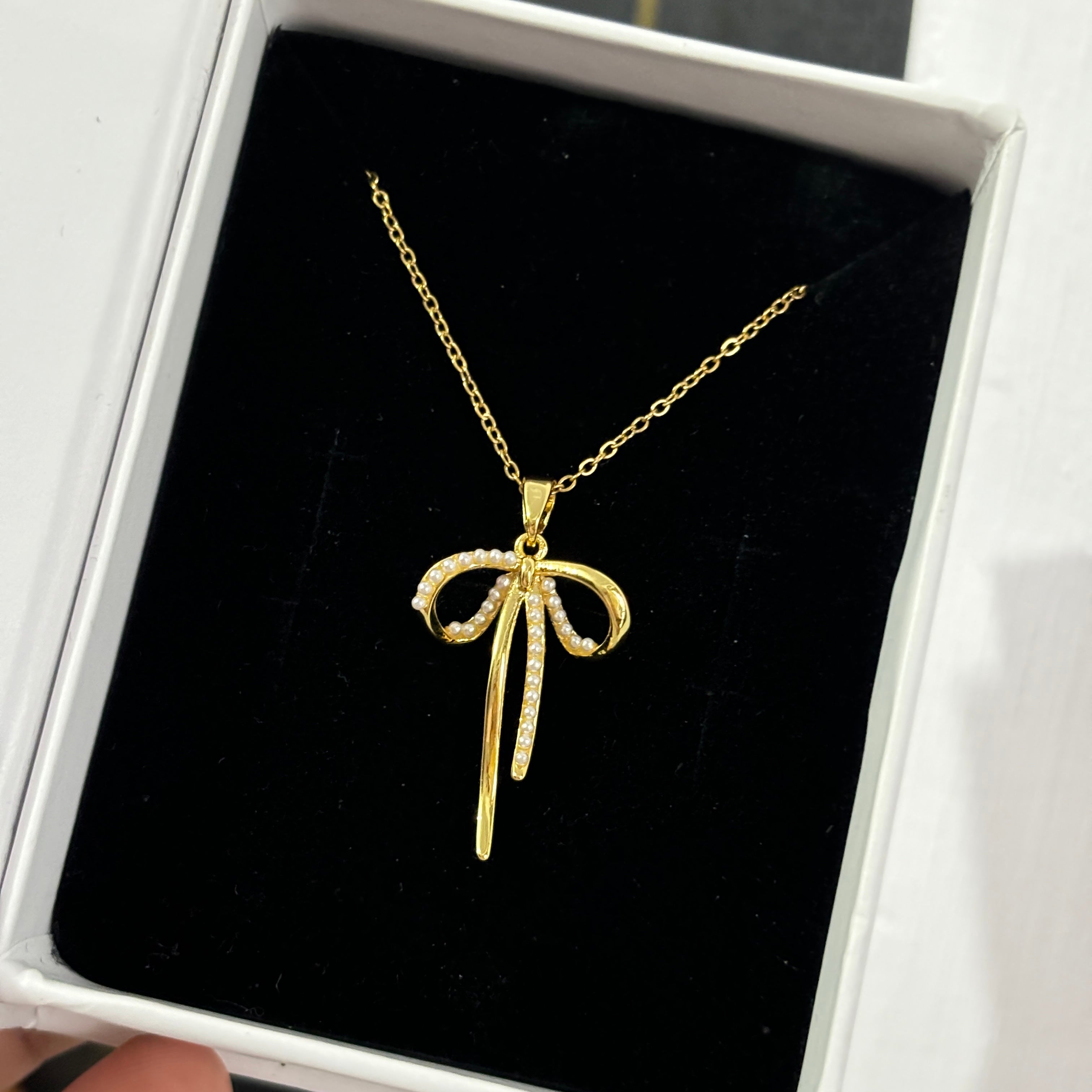 Pearl bow necklace