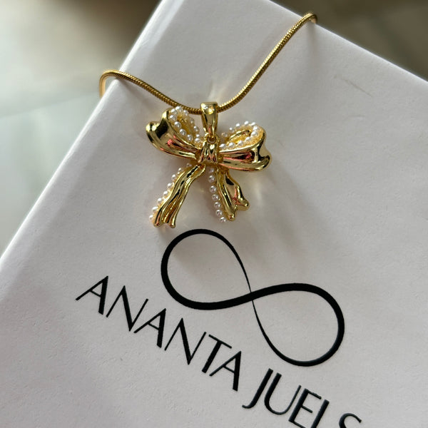 Pearl bow necklace