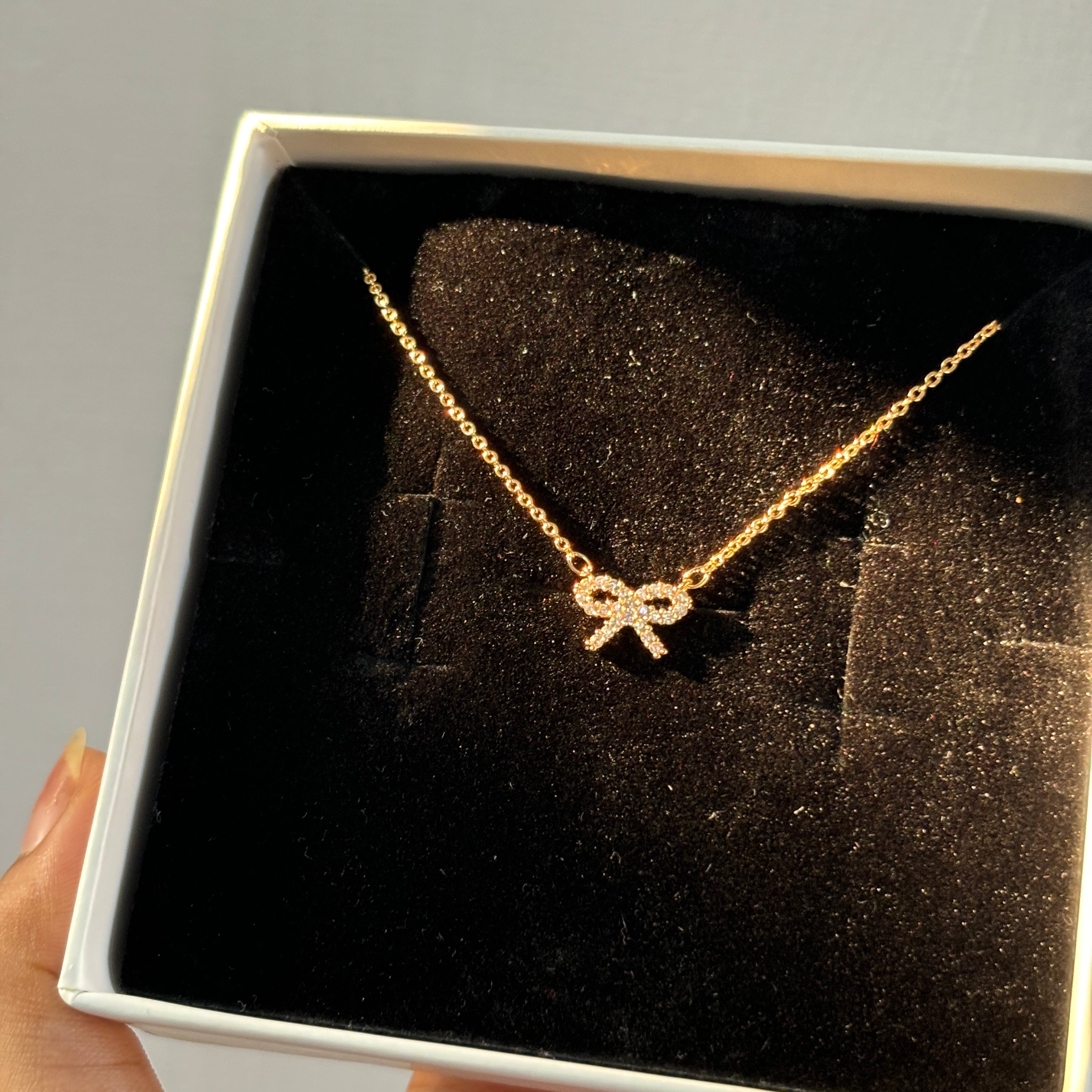 Mini bow necklace