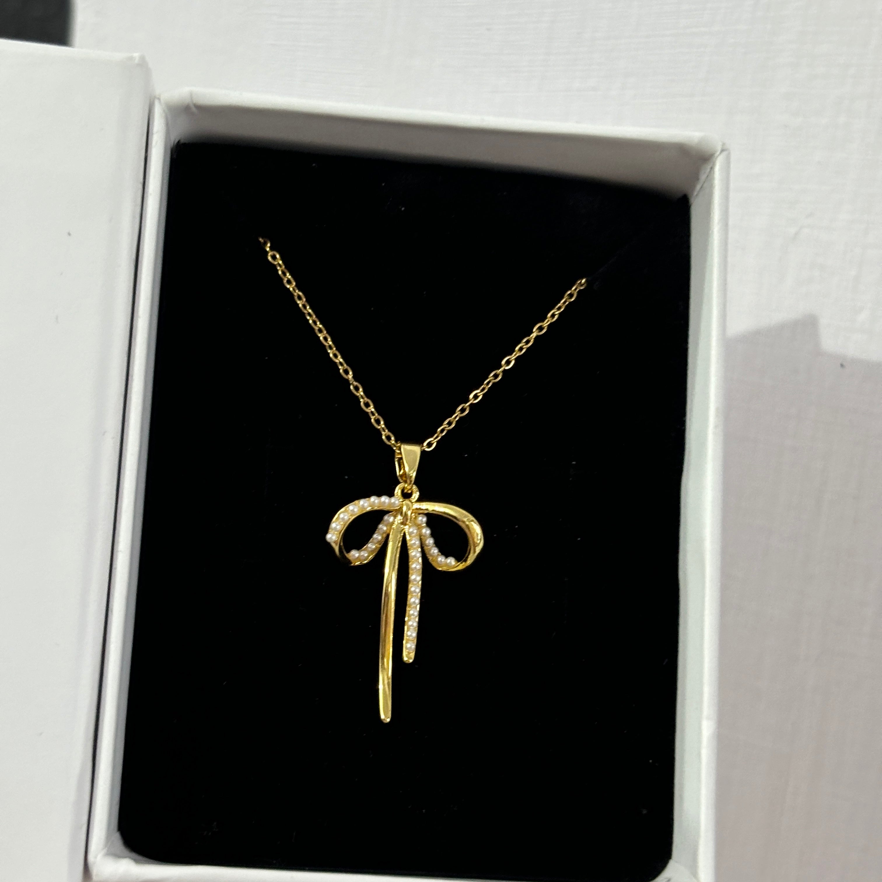 Pearl bow necklace