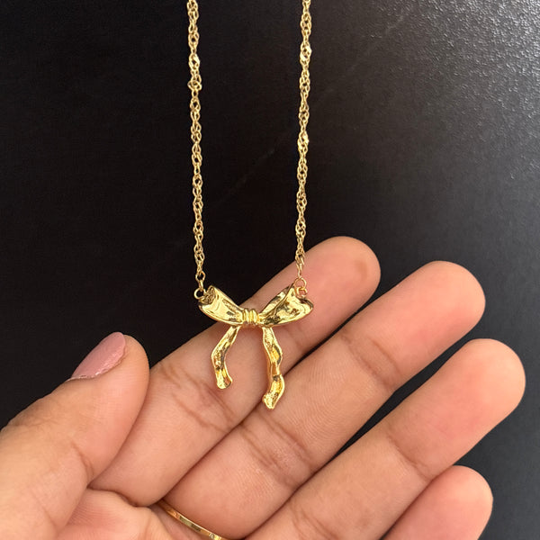 Bow necklace