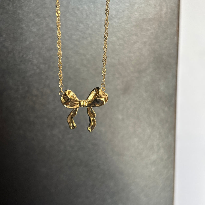 Bow necklace