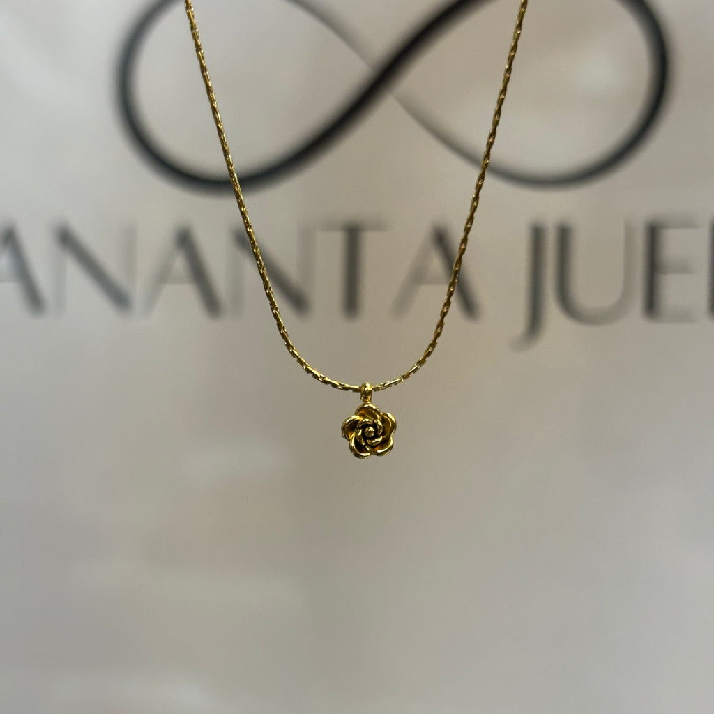 Mini rose necklace
