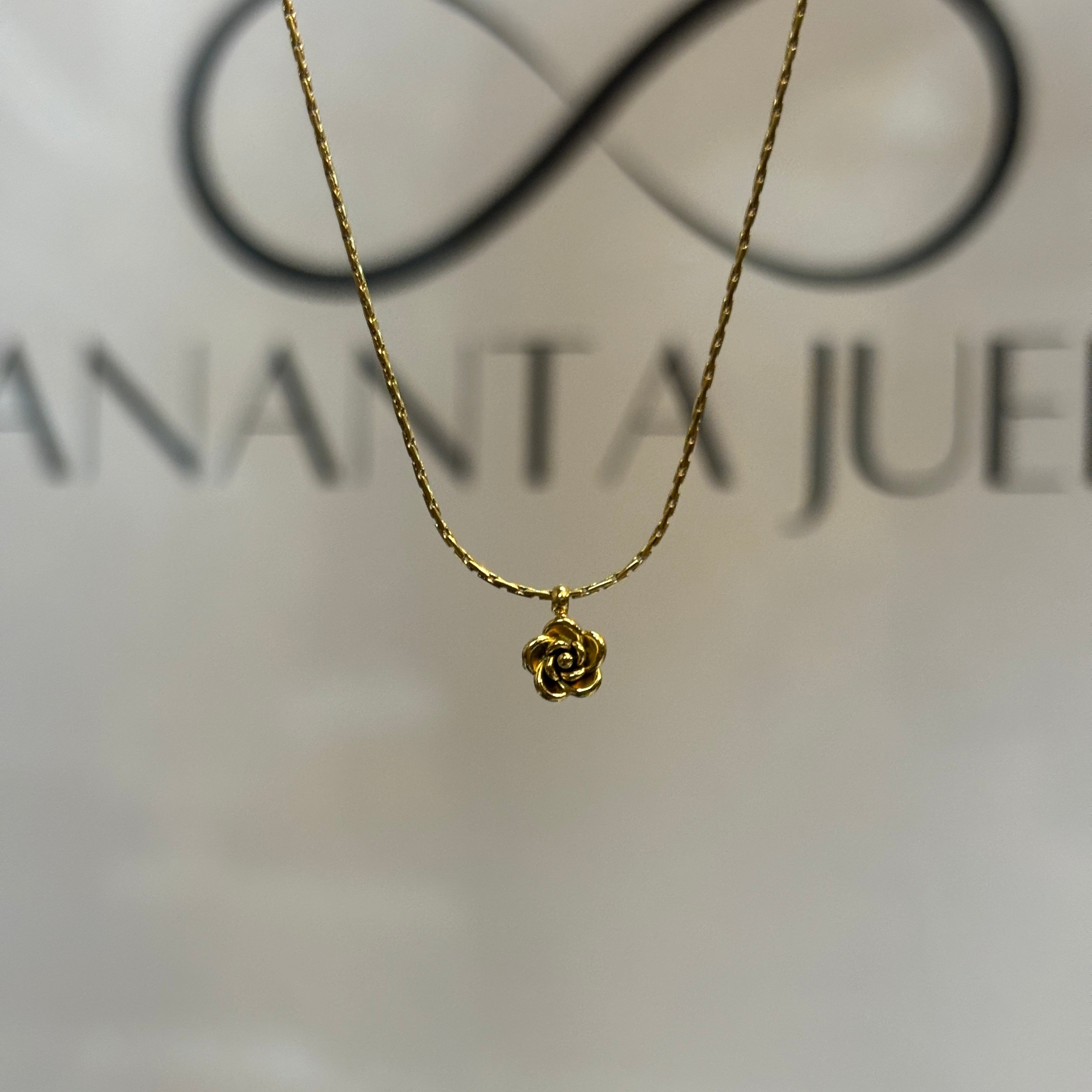 Mini rose necklace