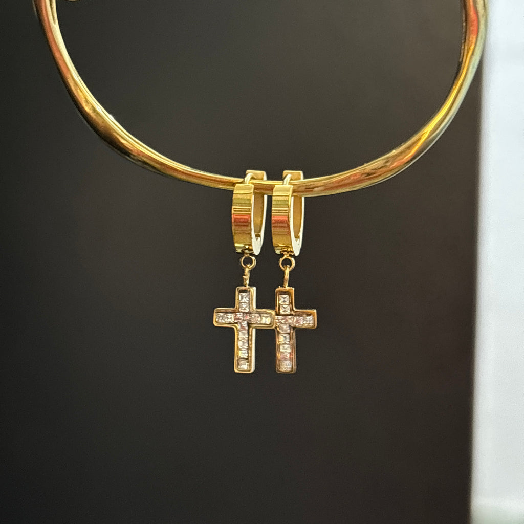 Cross huggie