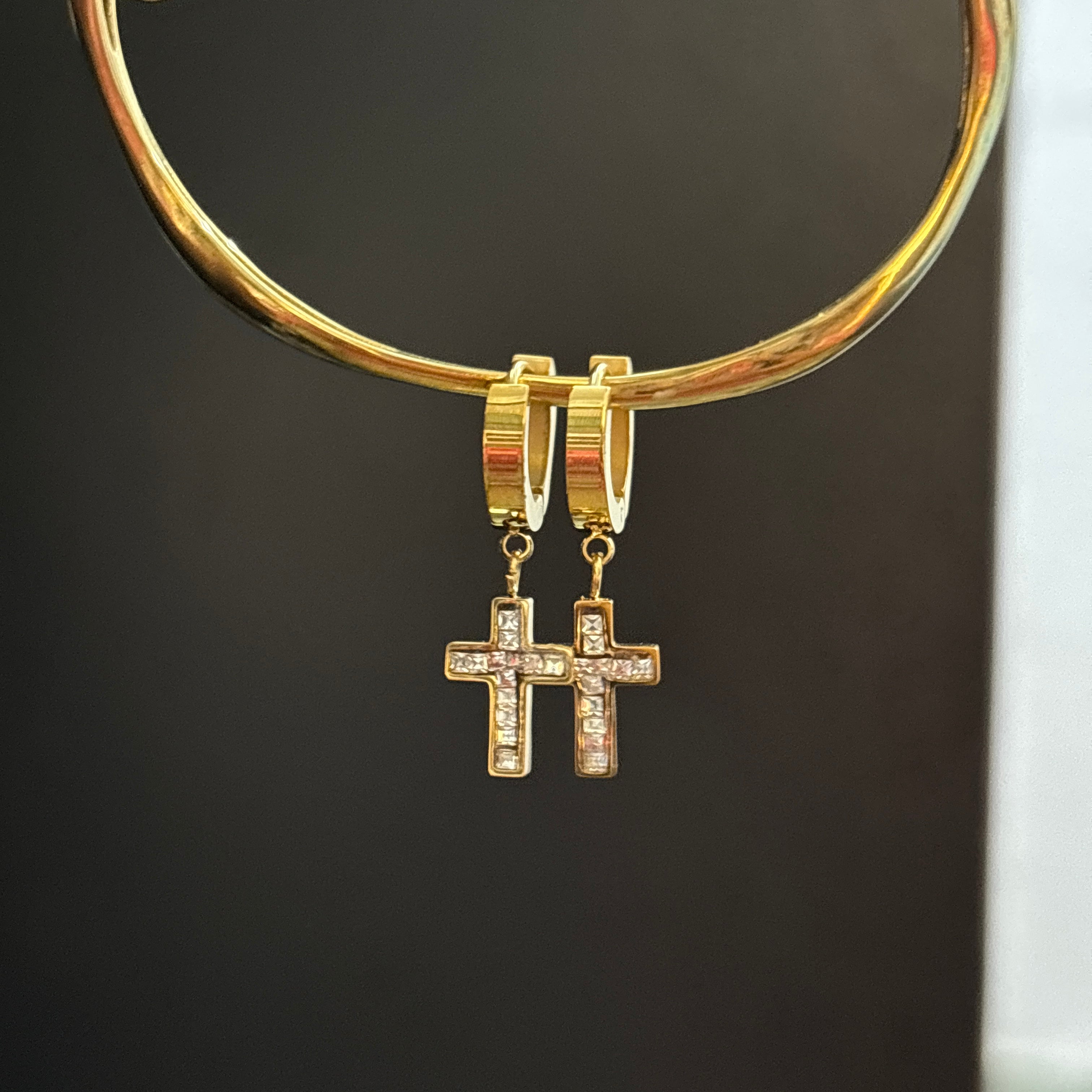 Cross huggie