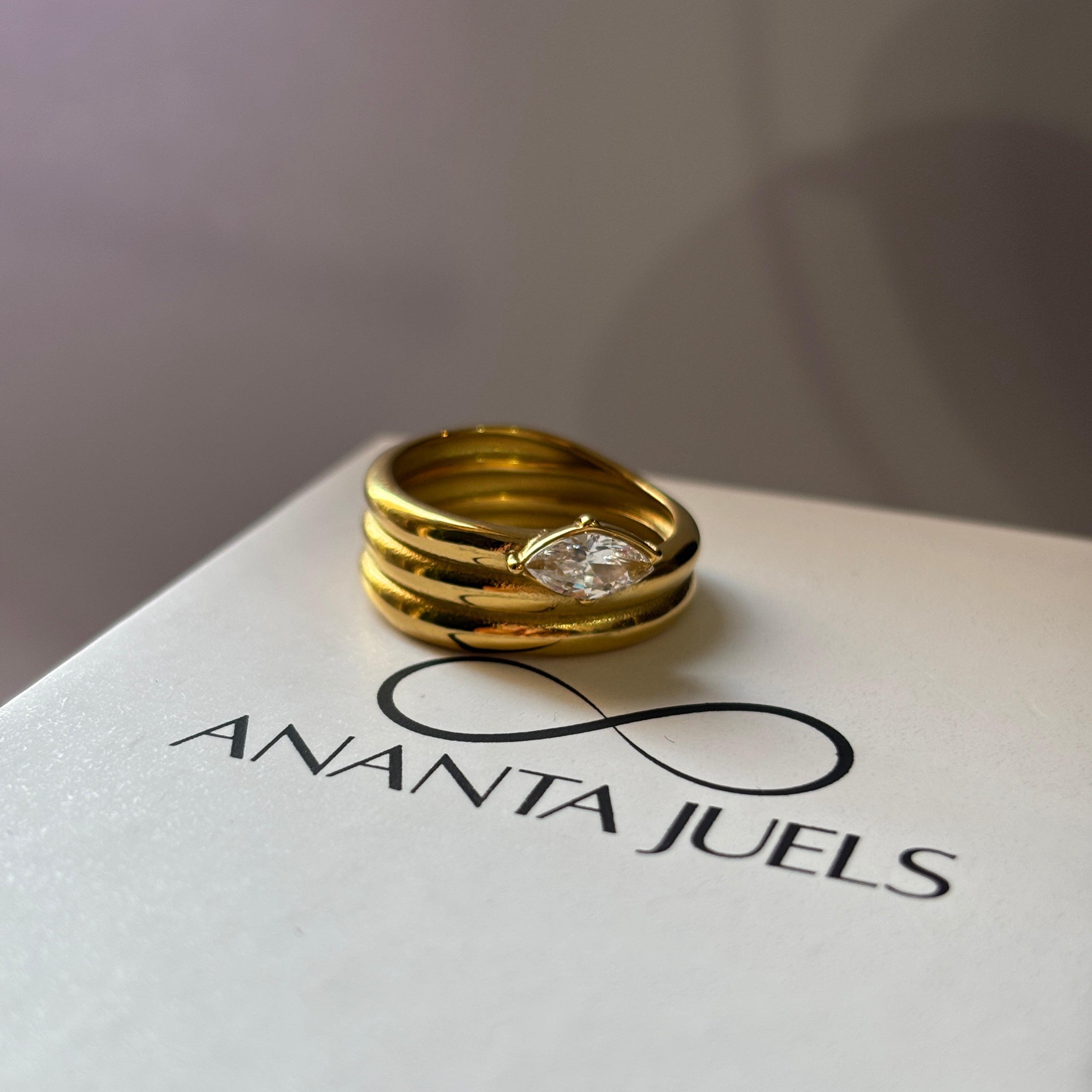Marquise layer ring