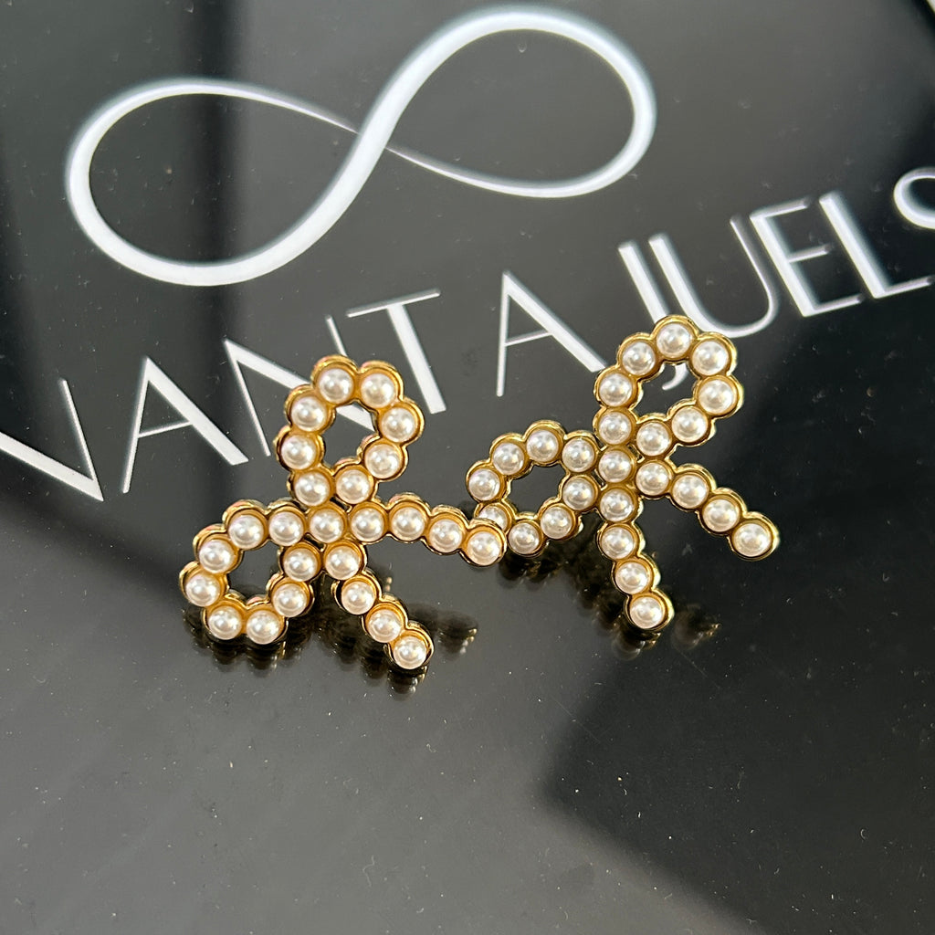 Pearl bow studs