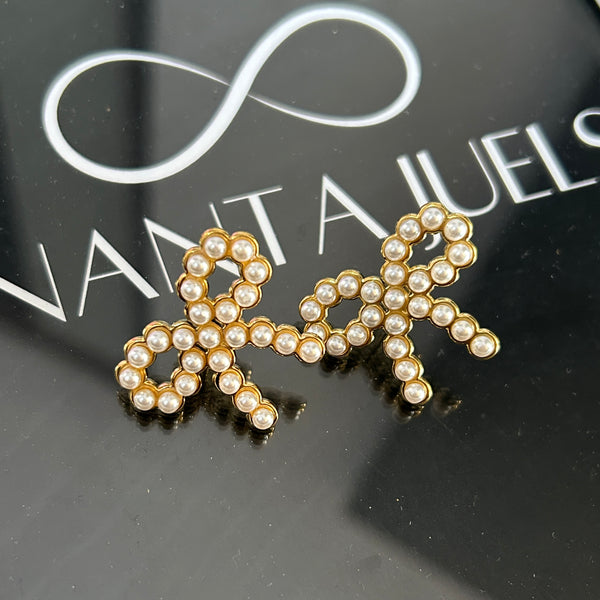 Pearl bow studs