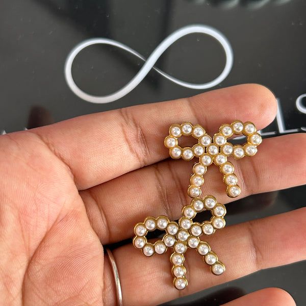Pearl bow studs