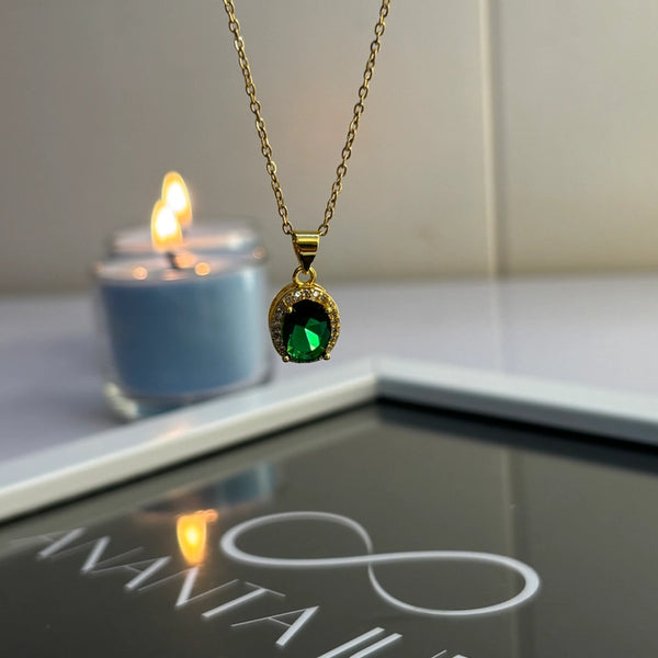 Emerald green necklace (oval)