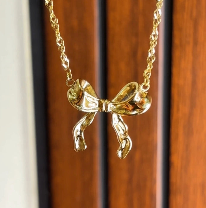 Bow necklace