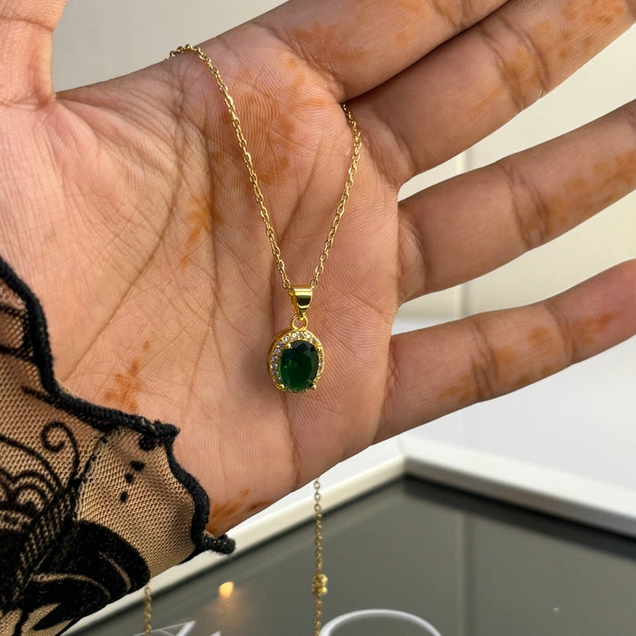 Emerald green necklace (oval)