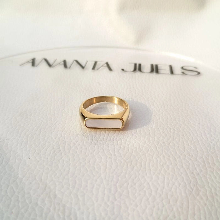 Signet ring (white)